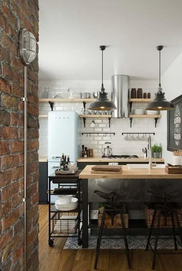 decoração de cozinha rústica com subway tile bancada de madeira e pendentes preto Foto Pinterest