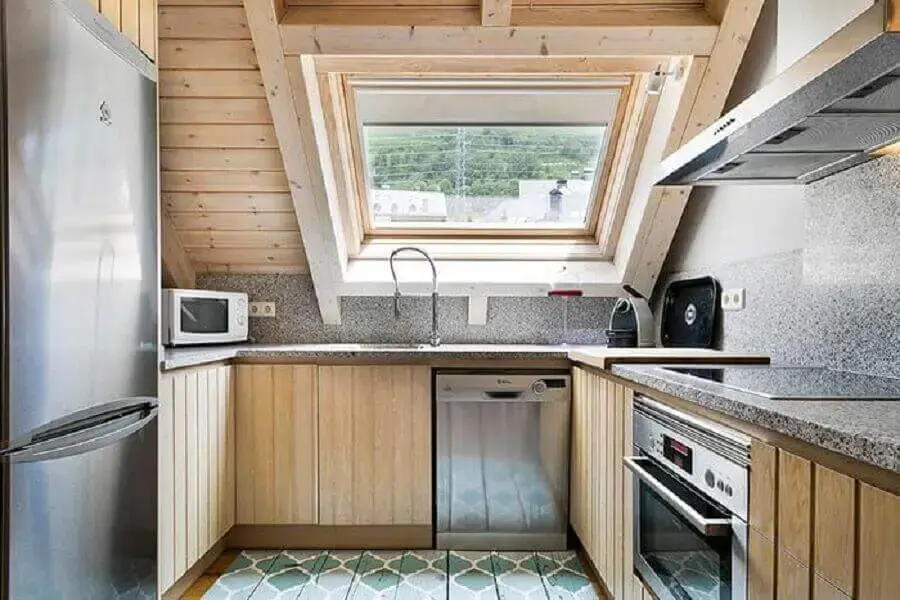 decoração de cozinha rústica pequena com claraboia e armários planejados Foto Pinterest