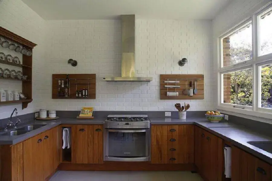 decoração de cozinha rústica pequena com parede de tijolinho branco e armários planejados Foto Pinterest