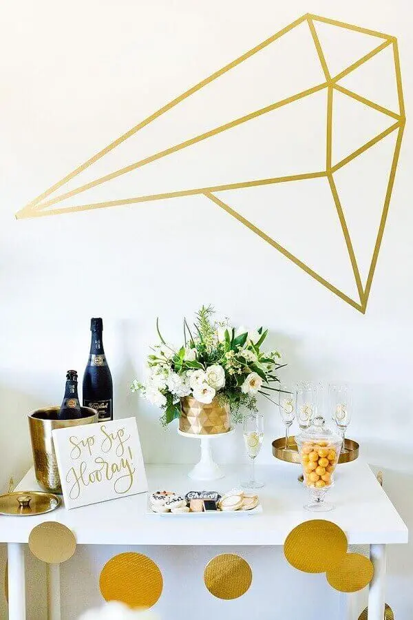 decoração de noivado simples branco e dourado Foto Table Decorating Ideas
