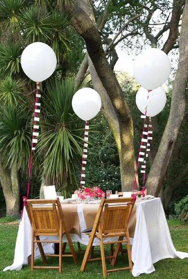 decoração de noivado simples com balões brancos e centro de mesa com rosas Foto Neu dekoration stile