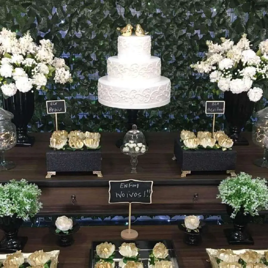 decoração de noivado simples com bolo todo branco três andares com passarinhos dourados no topo Foto Dona Decor Eventos