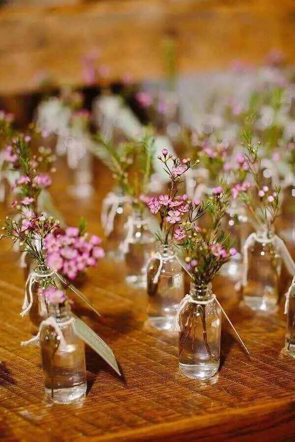 decoração de noivado simples com garrafinhas de vidro para vaso Foto Pinterest