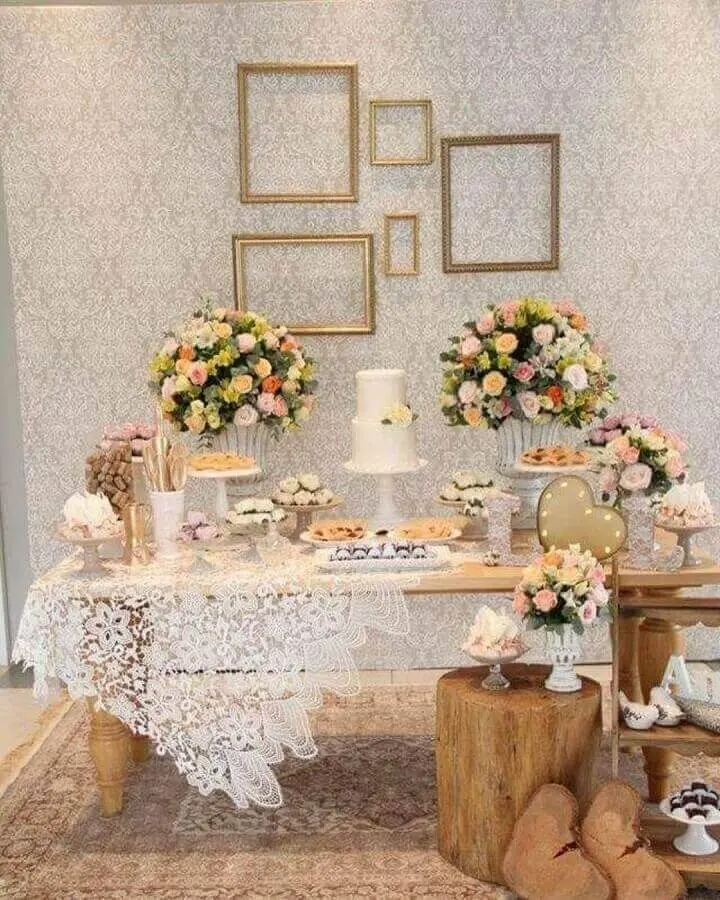 decoração de noivado simples com móveis de madeira bolo branco e grandes arranjos de rosas Foto Point Comunicação