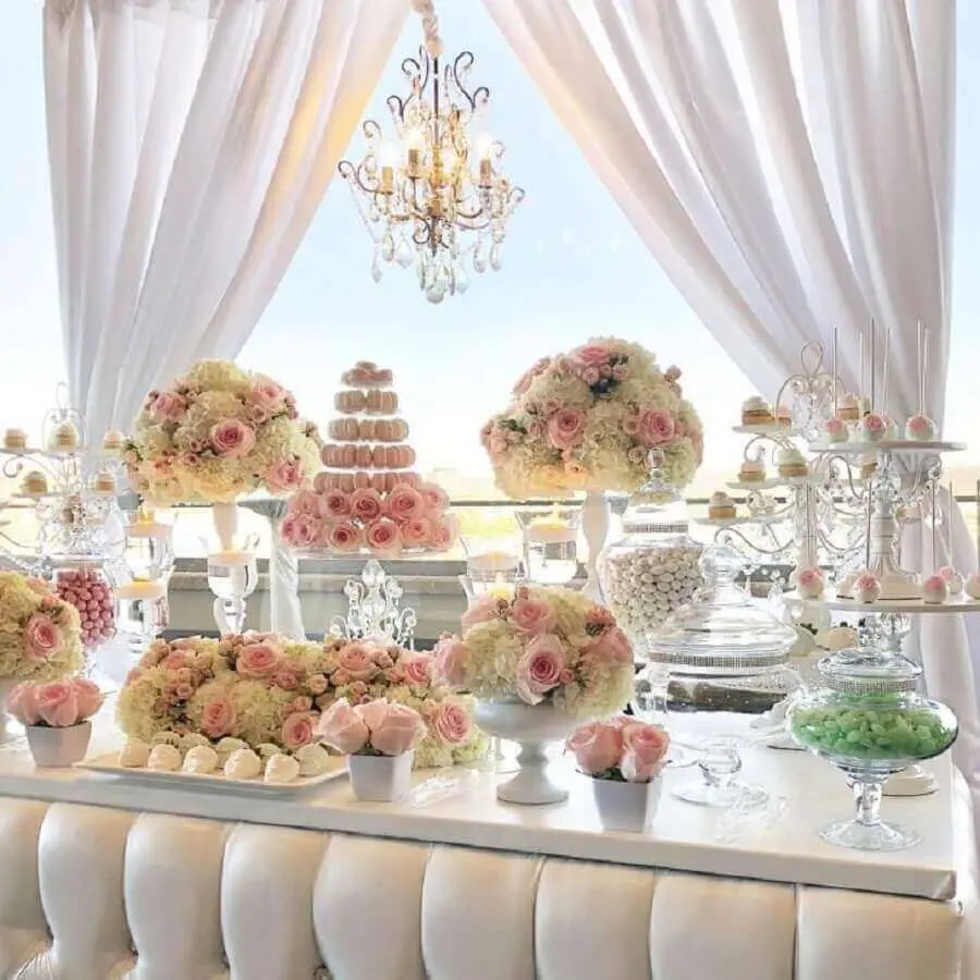 decoração de noivado simples com vários arranjos de flores brancas e rosa Foto Bizzie Bee Creations by Iris