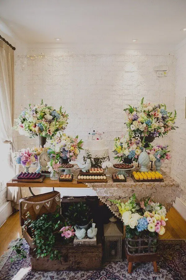 decoração de noivado simples com vários arranjos de flores e bolo branco dois andares Foto Home Decoo