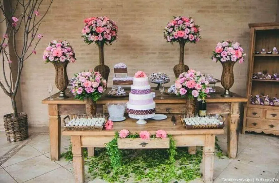 decoração de noivado simples com vários arranjos de rosas e mesa rústica de madeira Foto Verbo Casar