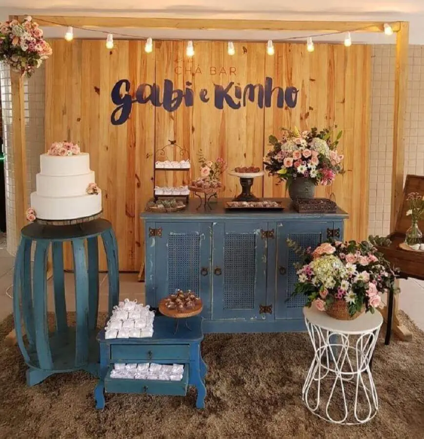 decoração de noivado simples e rústico com painel de madeira e móveis antigos pintados de azul Foto Clarissa Cunha