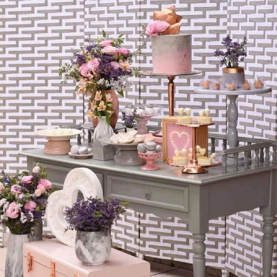 decoração de noivado simples rosa e cinza Foto Marcela Santos