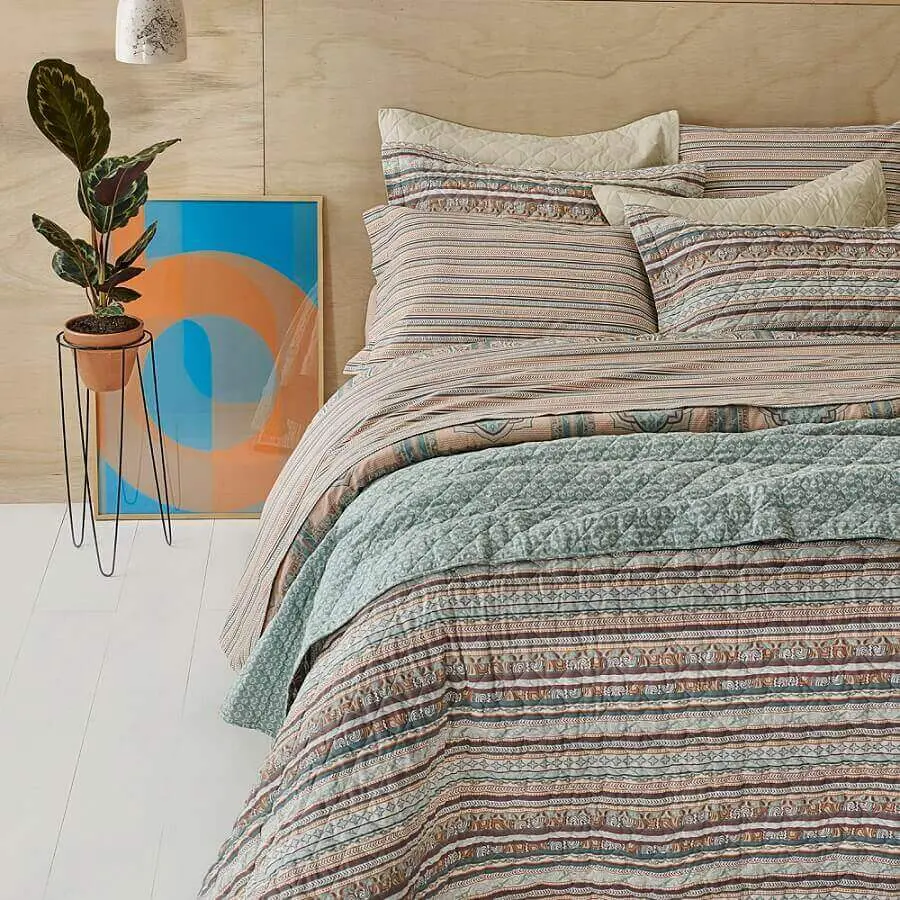decoração de quarto com lençol estampado e revestimento em madeira para parede Total Mix - Alikia