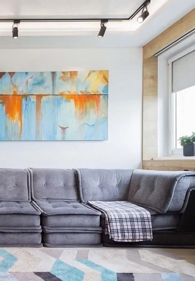 decoração de sala com quadro grande e sofás modernos e confortáveis Foto Rhyme