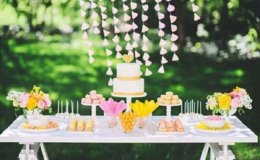 decoração em tom pastel para mesa de noivado simples Foto Cris Raupp