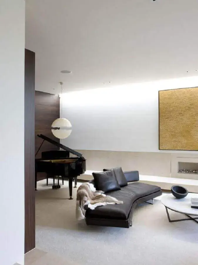 decoração em tons neutros para sala com piano e sofá moderno Foto One Kindesign