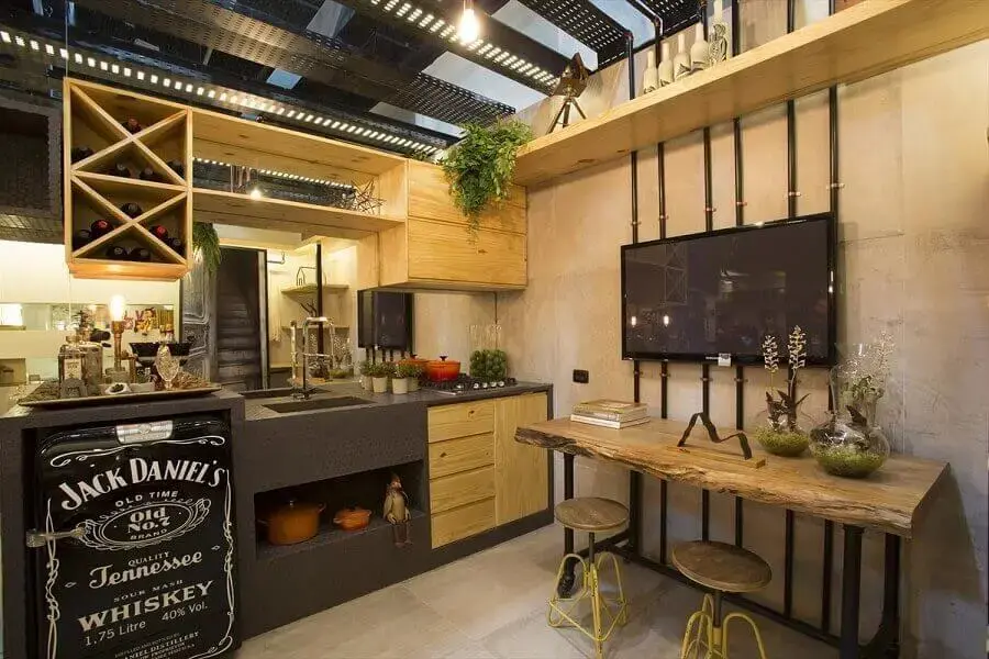 decoração estilo industrial para cozinha rústica moderna com armários planejados e bancada de madeira de demolição Foto Vida No Lar