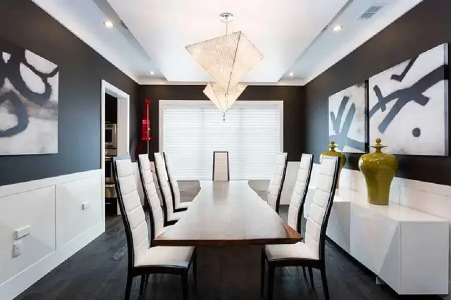 decoração moderna com lustres de cristal para sala de jantar preta e branca Foto HomeAway