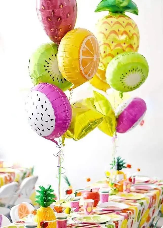 decoração para festa de aniversário com balões coloridos em formato de frutas Foto Fabio Fast