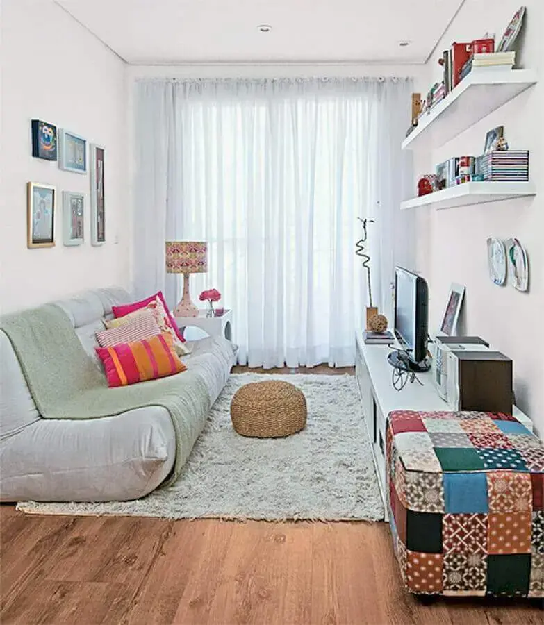decoração para sala com puff colorido e sofás camas modernos Foto Pinterest