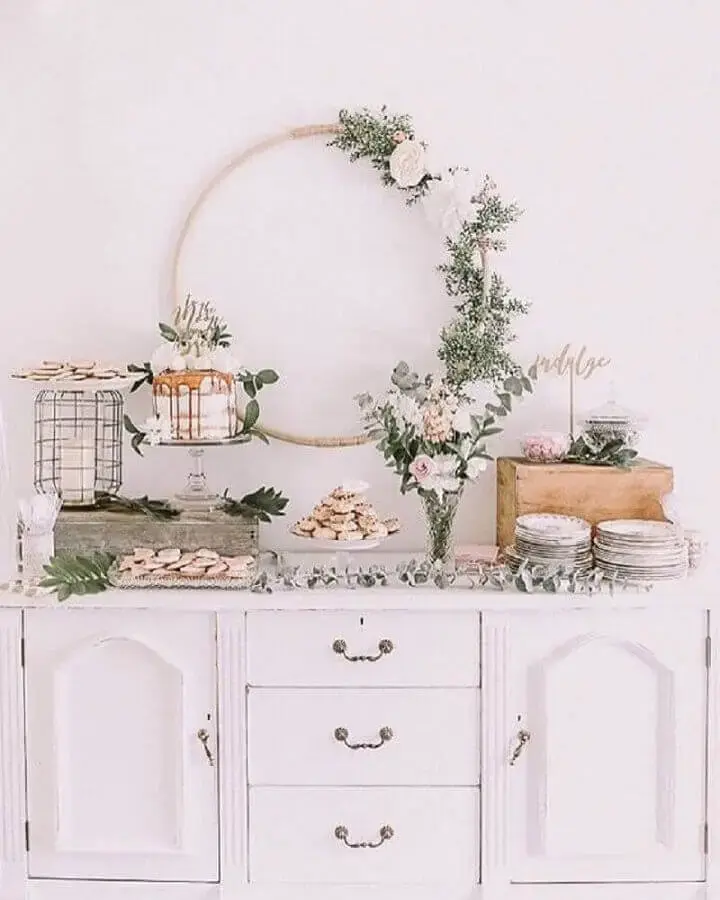 decoração romântica para noivado simples com arranjos de flores Foto Pinterest
