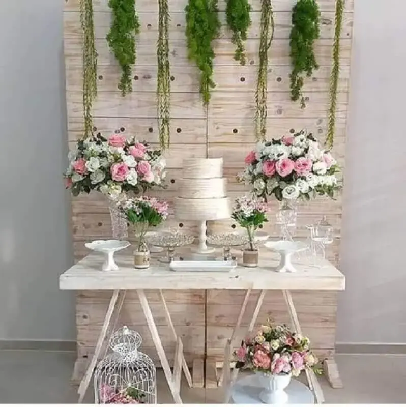decoração rústica para mesa de noivado simples com arranjo de rosas Foto Pinterest
