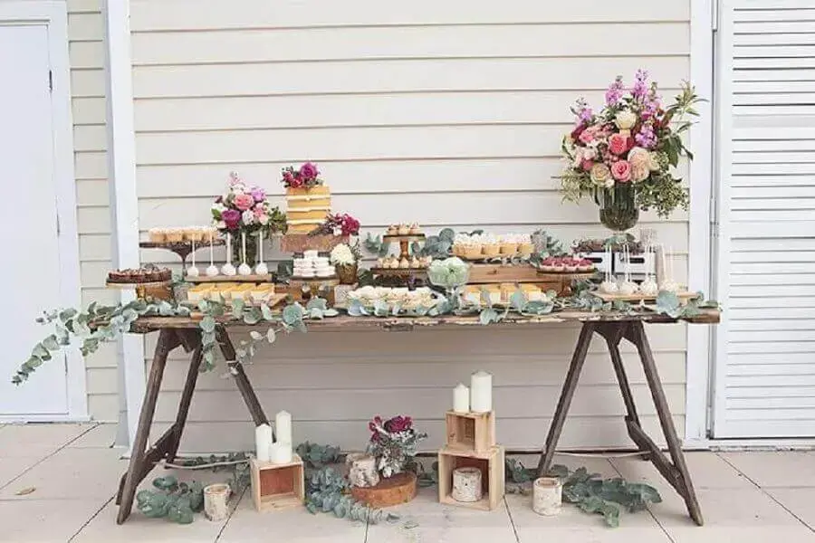 decoração rústica para mesa de noivado simples com folhagens velas e arranjos de flores Foto Simple Rustic