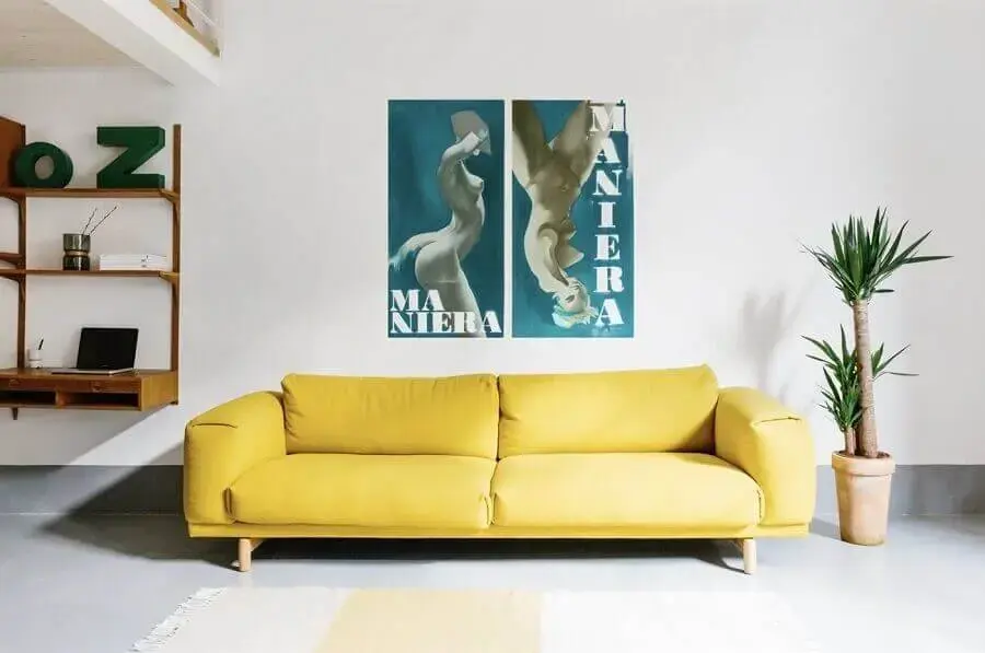 decoração simples com sofá moderno amarelo para sala Foto Remodelista
