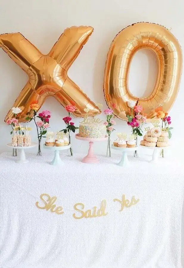 decoração simples de noivado com balões dourados e vários vasinhos com rosas Foto Pinterest