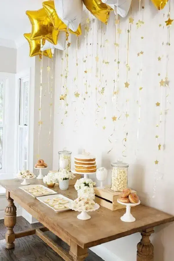 decoração simples de noivado com balões em formato de estrela branco e dourado Foto Pinterest