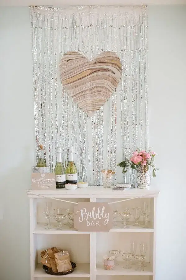 decoração simples de noivado com cantinho para bebidas Foto Pinterest
