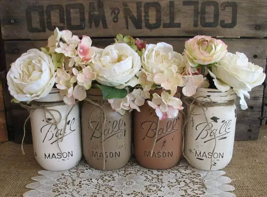 decoração simples de noivado com potes de vidro como vasinhos de flores Foto Wedding Decorations Referance