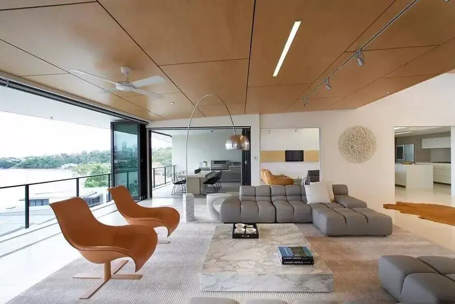 decoração sofisticada com sofás modernos e confortáveis para sala ampla com poltronas de couro Foto 3 Design
