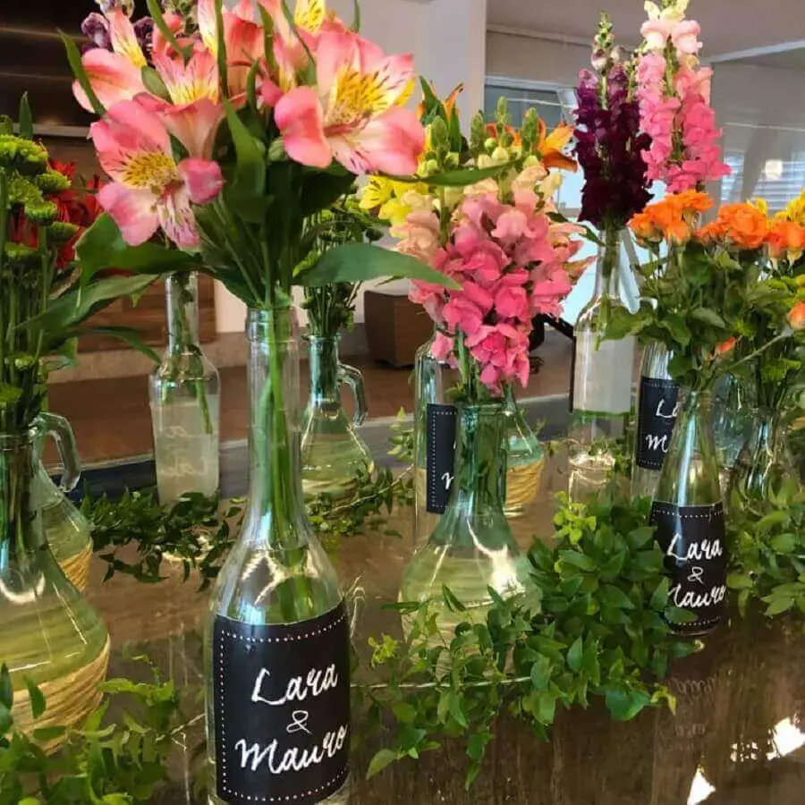 garrafas personalizadas com flores para decoração de noivado simples Foto Tableau by Lu Sallum