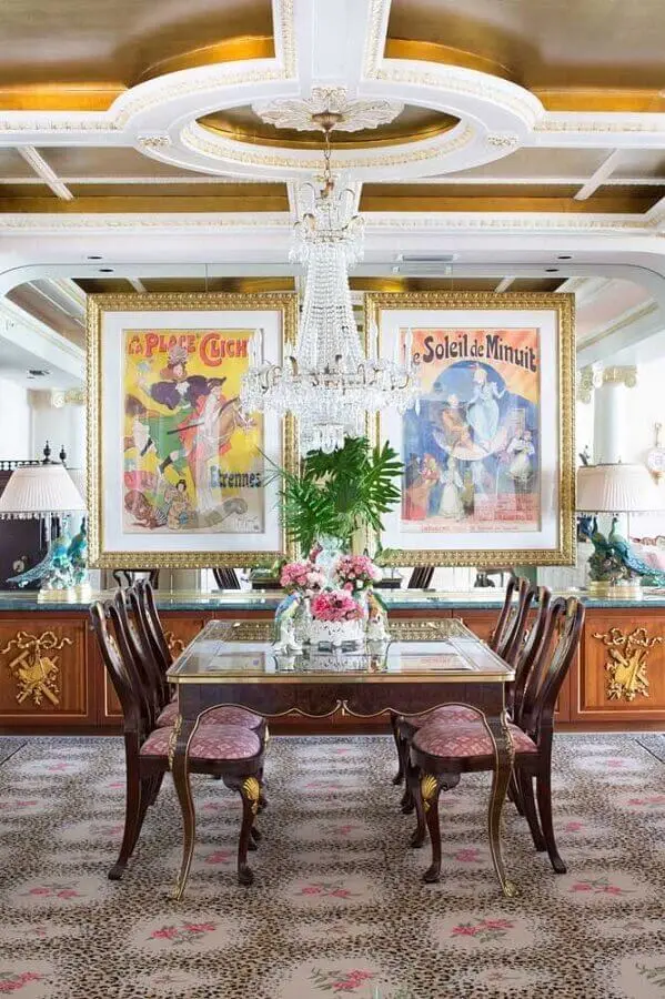 lustres de cristal para sala de jantar clássica decorada com mesa de madeira e grandes quadros Foto Sarasota Magazine