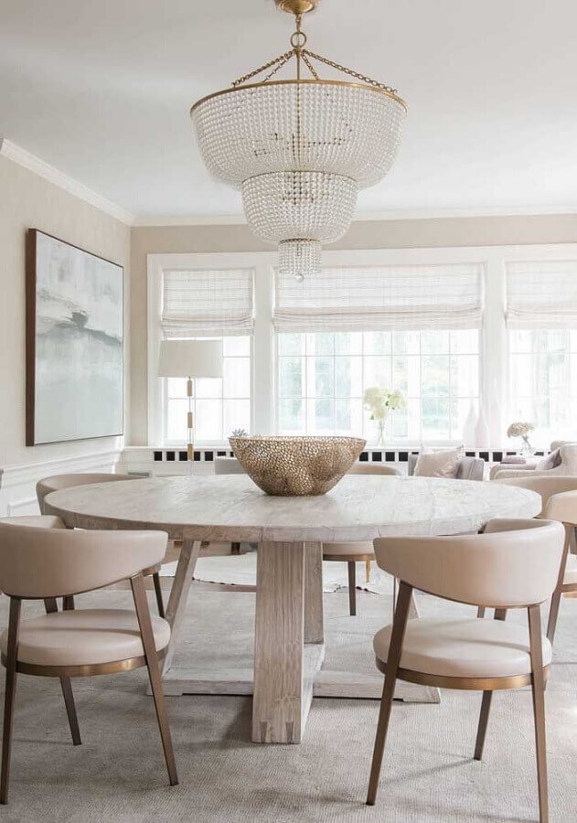 lustres de cristal para sala de jantar decorada em tons claros com mesa redonda de madeira Foto Homedit
