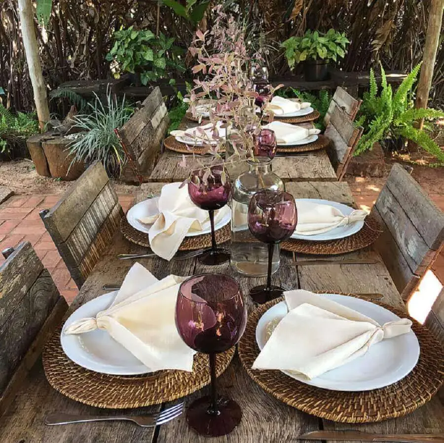 mesa de convidados com decoração rústica para noivado simples Foto Câsa Dois Festas