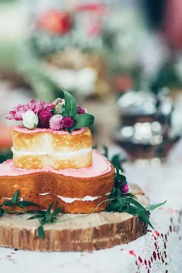 modelo rústico de bolo de noivado simples em formato de coração Foto Rock My Wedding
