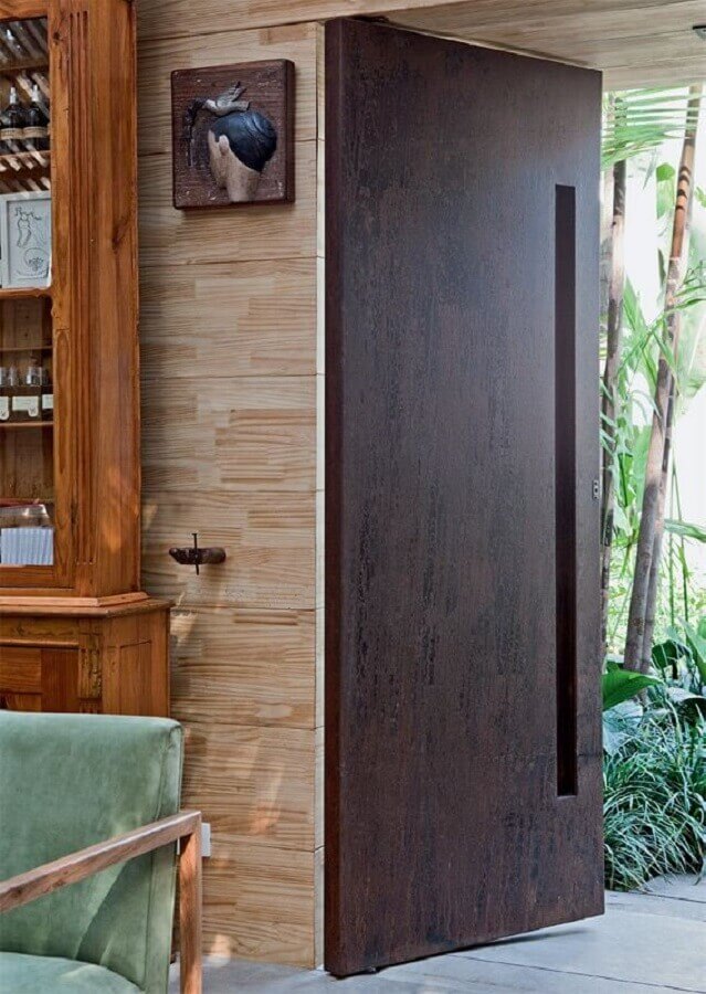 porta de entrada de madeira com detalhe vazado Foto Casa Pensada