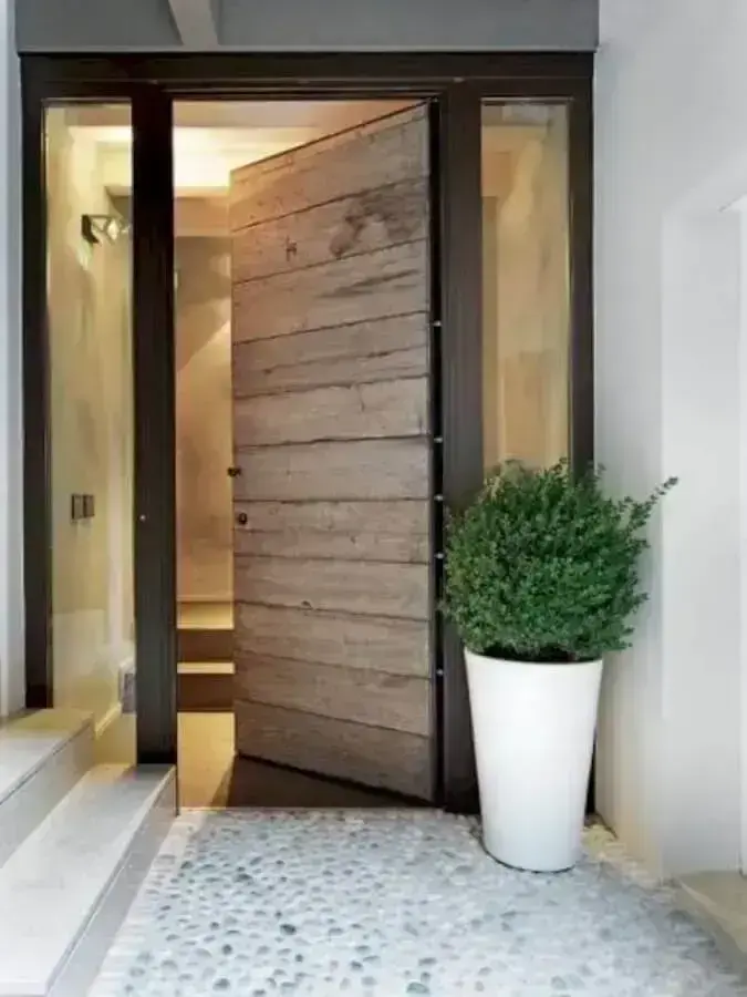 porta de entrada de madeira rústica com laterais de vidro Foto Pinterest