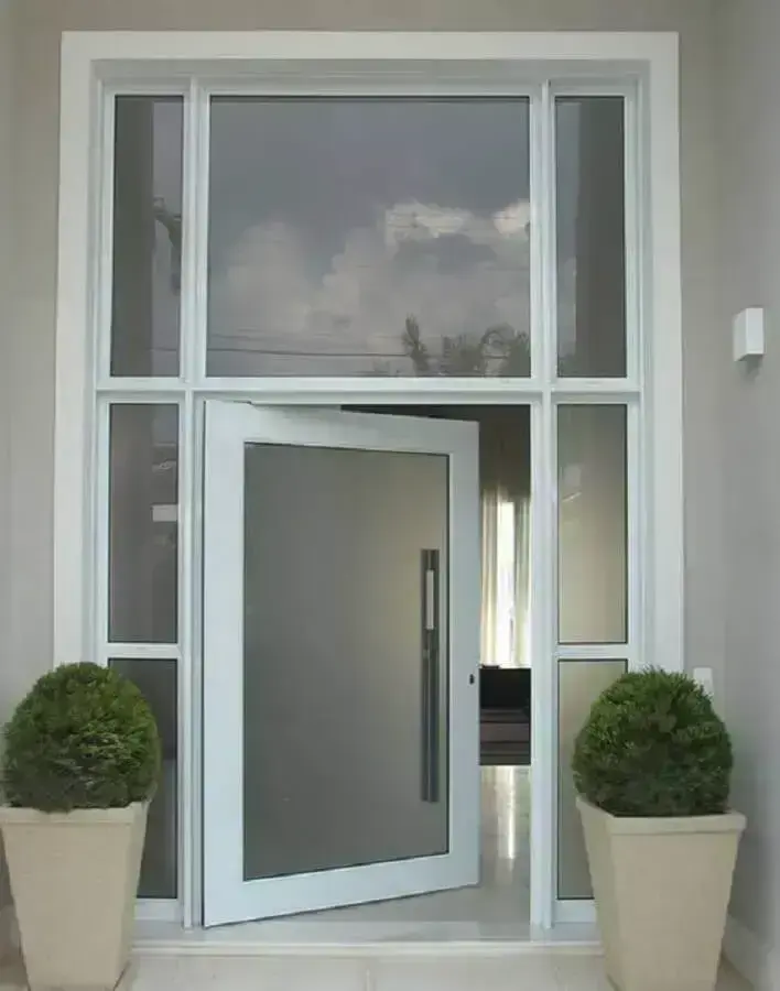 porta de entrada principal feita em vidro e aço pintado de branco Foto All About That Glass
