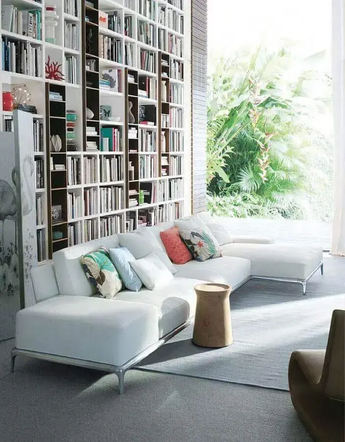 sofá modernos para sala ampla decorada com parede de livros Foto Pinterest