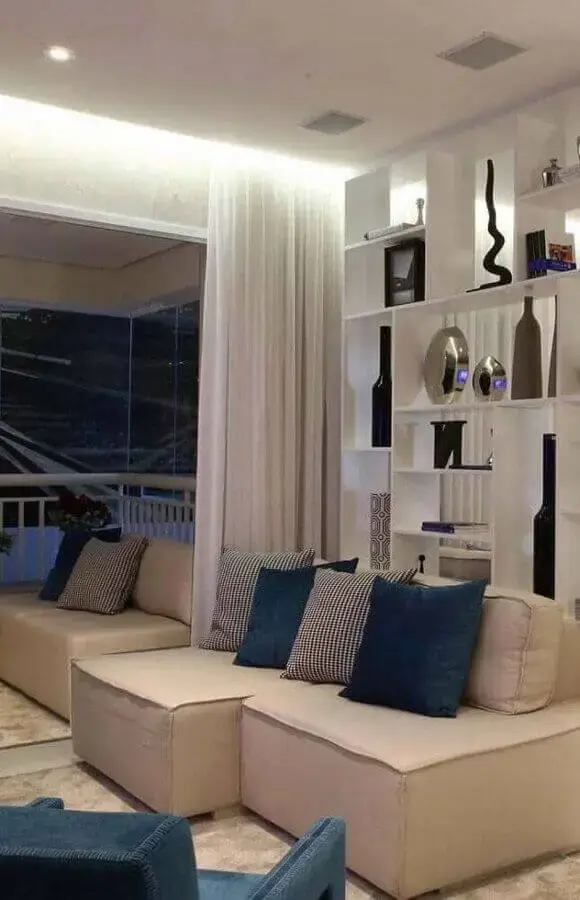 sofás modernos para sala pequena decorada com almofadas azuis Foto Pinterest