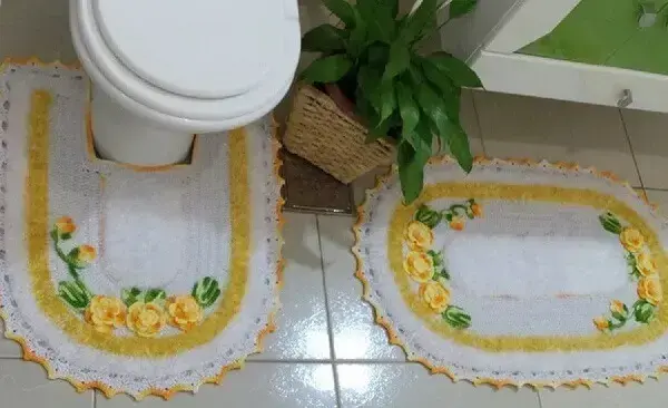tapete para banheiro bico de crochê amarelo
