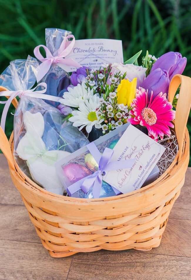 As flores deixam a cesta de pascoa mais colorida e alegre. Fonte: Decor Fácil
