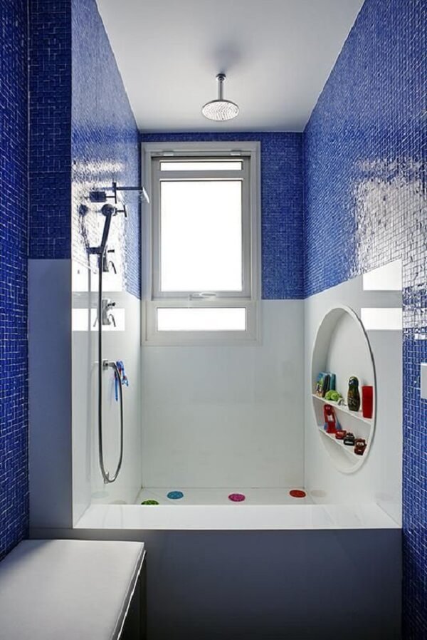 Banheiro com pastilhas azul royal