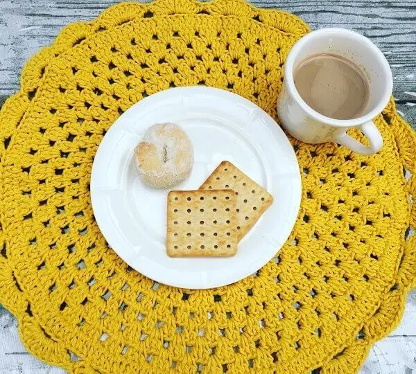 Café da manhã em grande estilo com essa peça sousplat de crochê