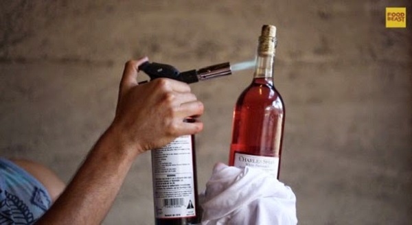 Como abrir garrafa de vinho com isqueiro