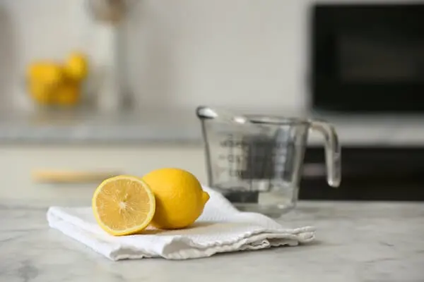 Como tirar cheiro de geladeira com limão