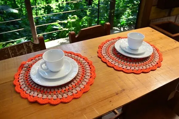 Conjunto de sousplat de crochê complementa a decoração da mesa