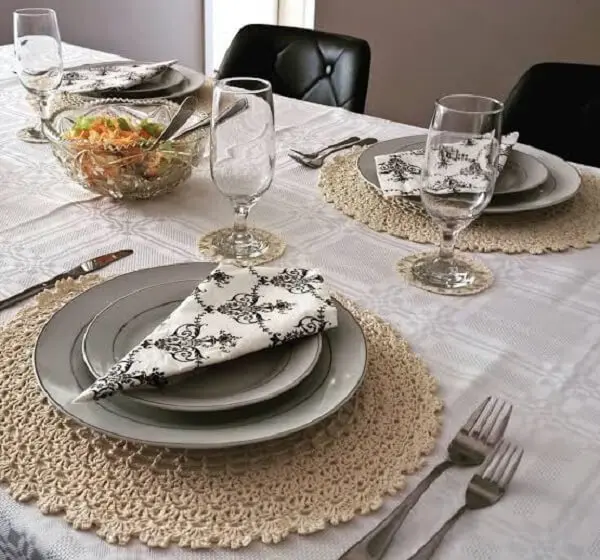 Decoração da mesa com conjunto de sousplat de crochê