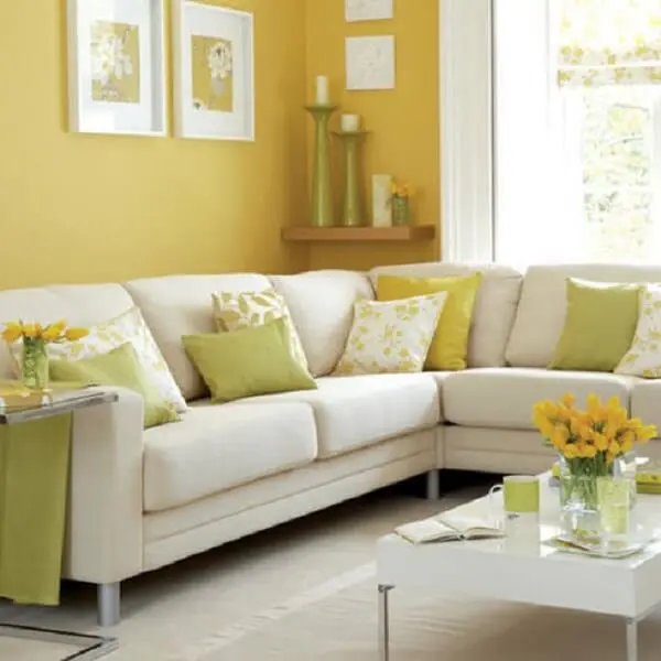 Decoração de sala simples e barata amarela e verde