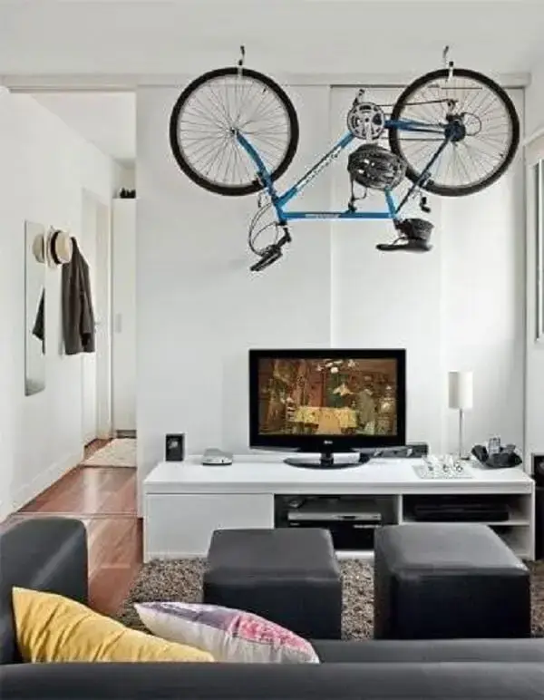 Decoração de casas pequenas em sala com bicicleta pendurada